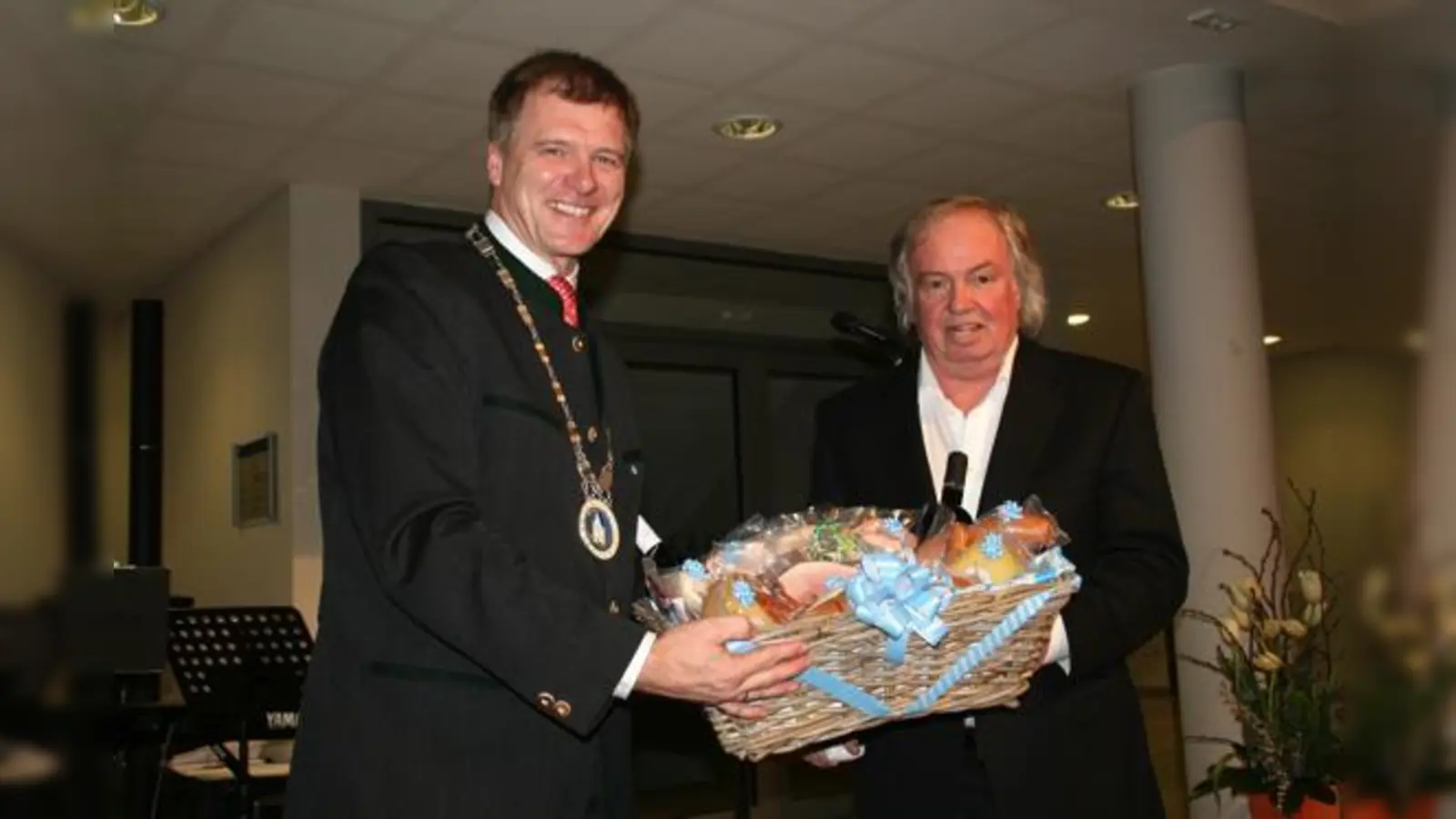 Bürgermeister Stefan Schelle überreichte Regisseur Franz Xaver Bogner einen Korb mit bayerischen Schmankerln. 	 (Foto: hol)