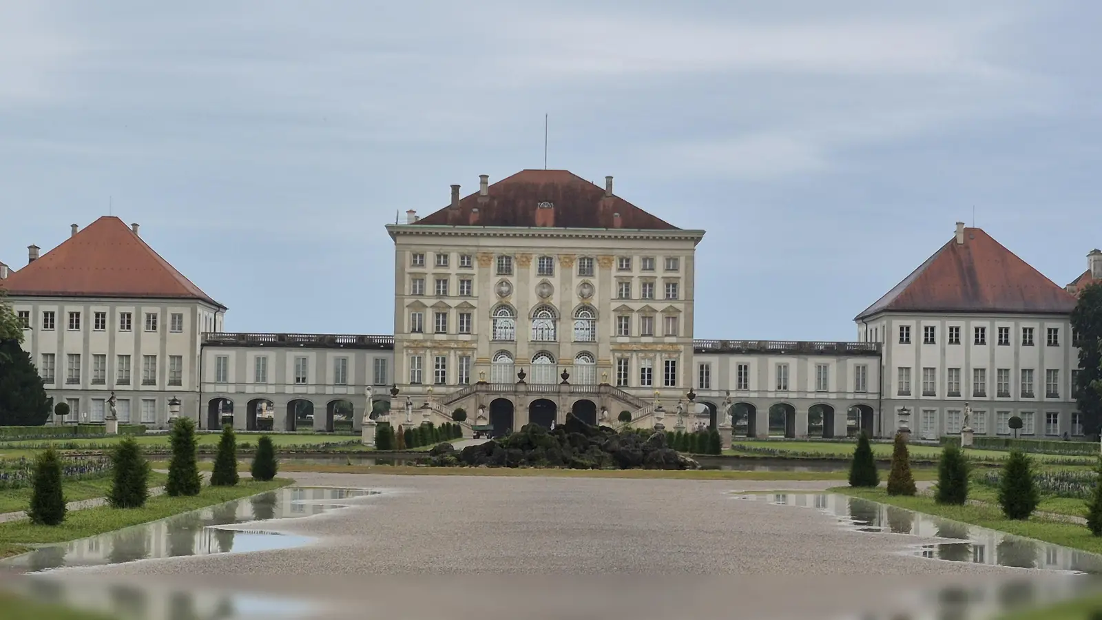 Schloss Nymphenburg war die Sommerresidenz der Wittelsbacher. Gästeführerin Judith Dengler nimmt die Besucherinnen und Besucher am 16. August auf einen Rundgang durch den Park mit. (Foto: tab)