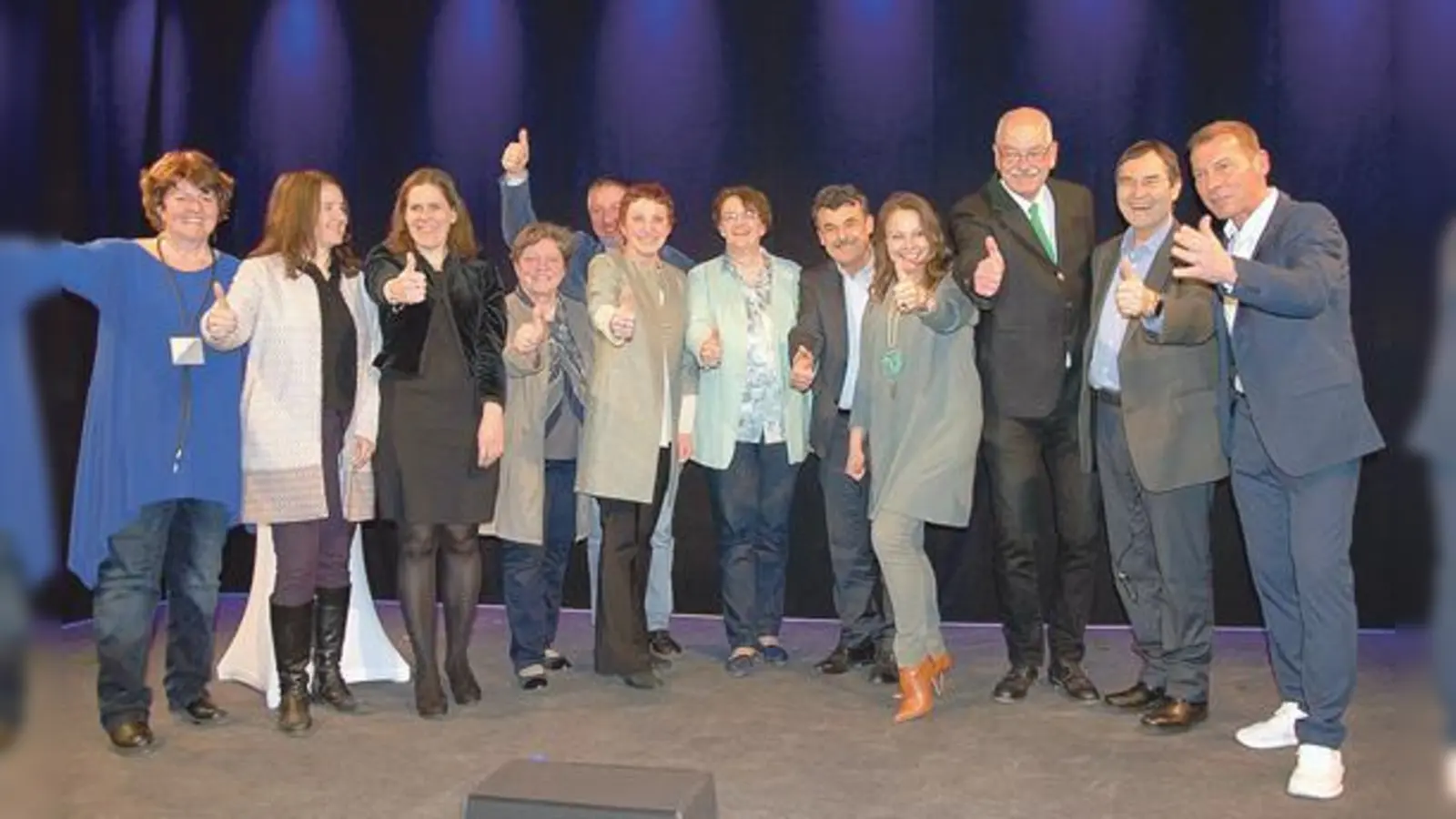 Daumen hoch für den Sport in München. 341 Sportlerinnen und Sportler konnte Bürgermeisterin Christine Strobl (Mitte) auszeichnen, darunter nicht weniger als 17 Weltmeister.	 (Foto: Robert Bösl)