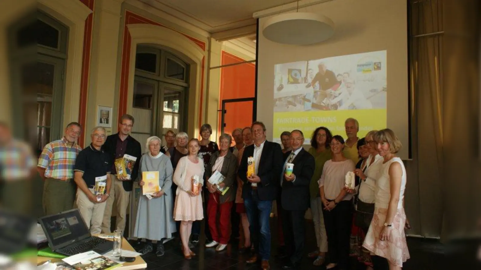 Fairtrade im ganzen Landkreis? Angesteckt von Feldafings Bürgermeister Bernhard Sontheim (Mitte, li.), ist der Enthusiasmus für die Sache groß. Doch trotz Unterstützung durch Landrat  Karl Roth (Mitte,re.) sind noch längst nicht alle Bürgermeister der Region überzeugt. (Foto: Eisinger)