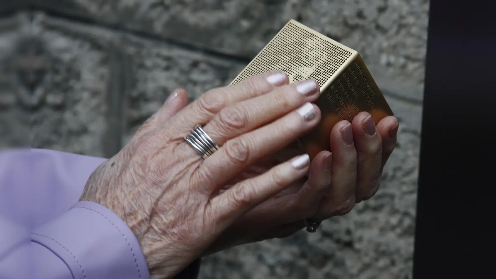 Carol Wagt hält das Erinnerungszeichen für Anneliese Sänger. Die Familie beschrieb das Mädchen als ein fröhliches Kind und eine gute Schülerin. Anneliese wurde 1942 mit ihren Eltern ins Ghetto Piaski deportiert. Als sie dort starb, war sie gerade einmal acht Jahre alt. (Foto: job)