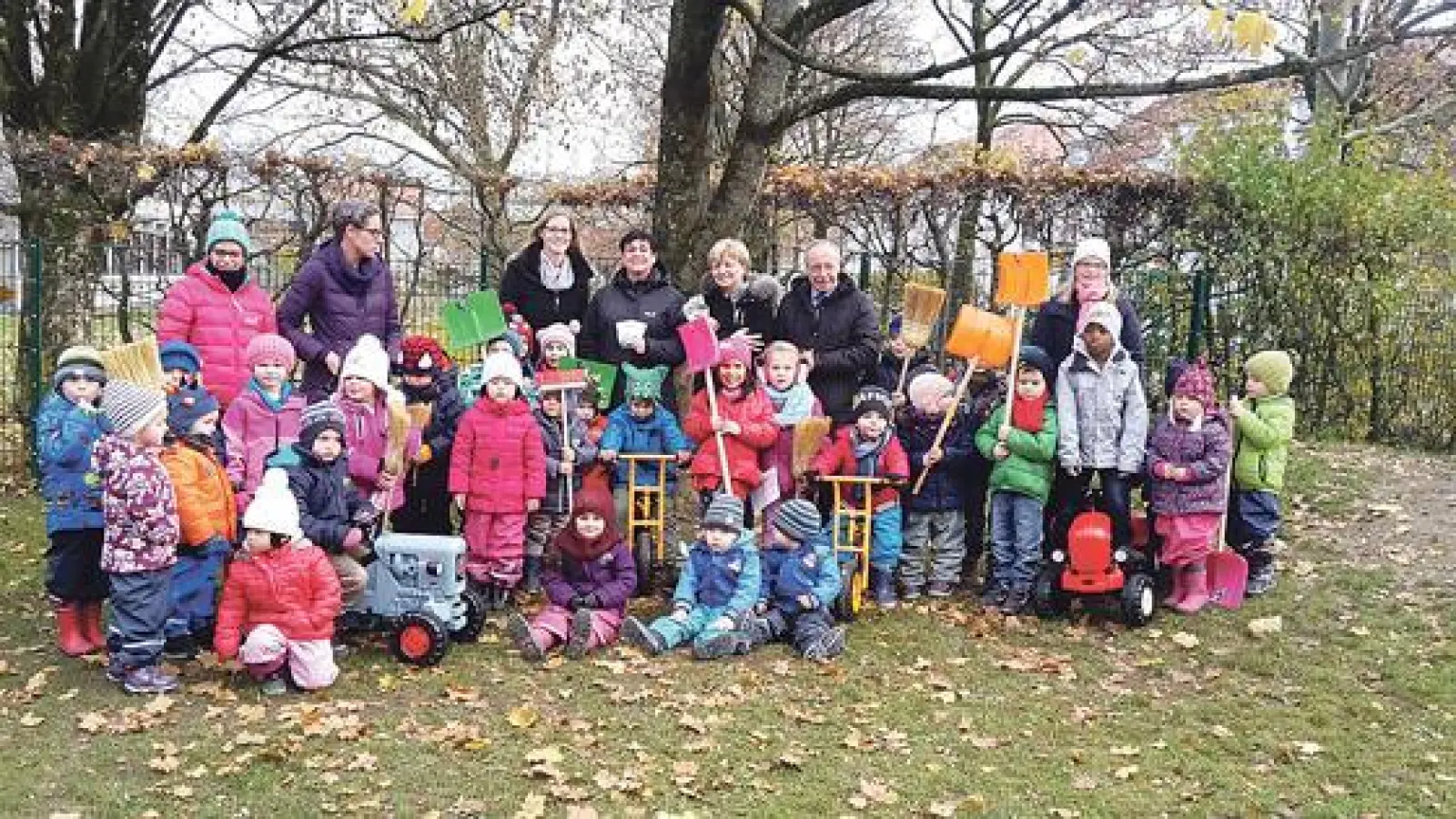 Die Kindergartenkinder freuen sich gemeinsam mit allen Beteiligten über die tolle Spende. 	 (Foto: privat)