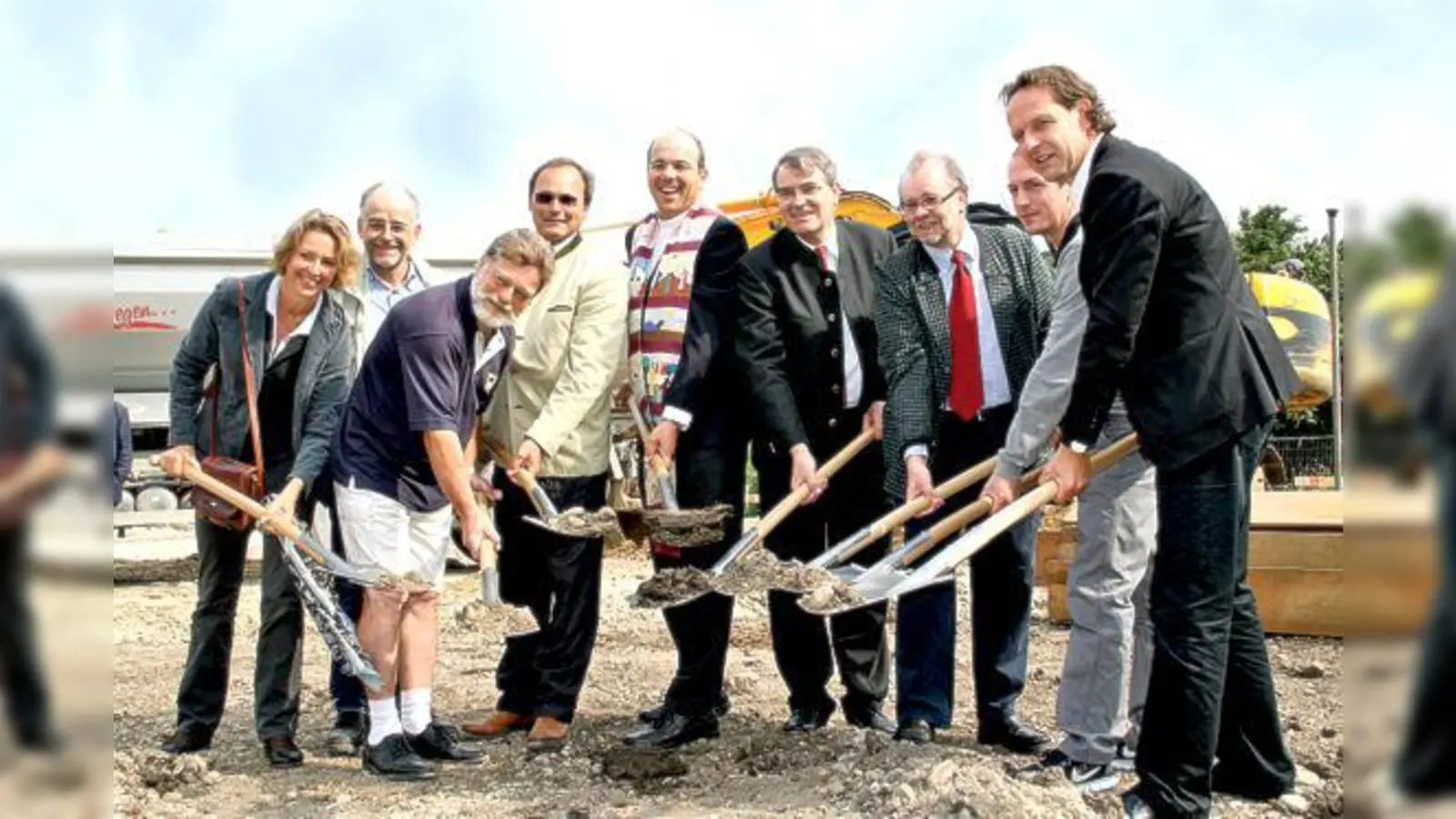 Freuen sich auf das neue Pfarrzentrum: (v.l.) Petra Lermer, Josef Huber, Andreas Lugger, Robert Zwiener, Pfarrer Rüdiger Karmann, Josef Vielhuber, Georg-Michael Kaiser und die Architekten Florian Ernst und Michael Deppisch.	 (Foto: VA)