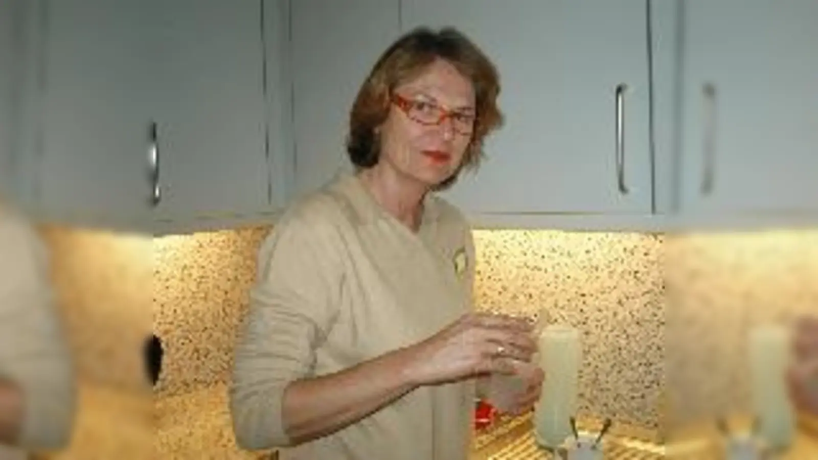 Claudia Trautloft ist eine der 140 ehrenamtlichen HospizhelferInnen des CHV. Sie richtet auf dem Foto gerade ein Getränk im Schnabelbecher an.  (Foto: kt)