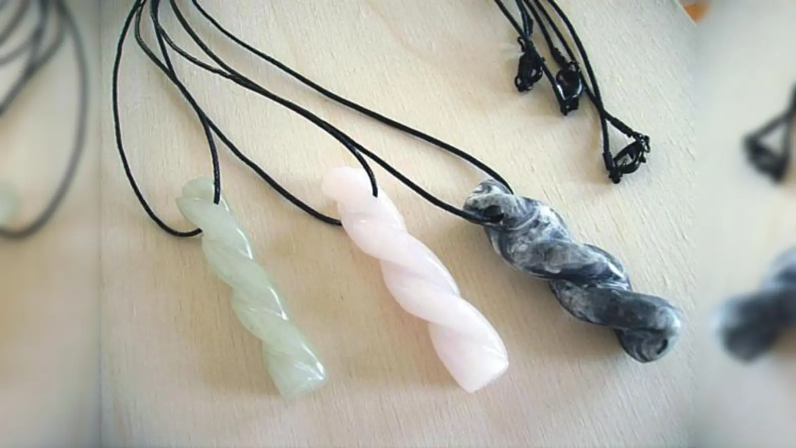 Schmuck lässt sich fertigen aus Speckstein, aber auch eine dekorative Plastik oder Schachfigur.  (Foto: VA)