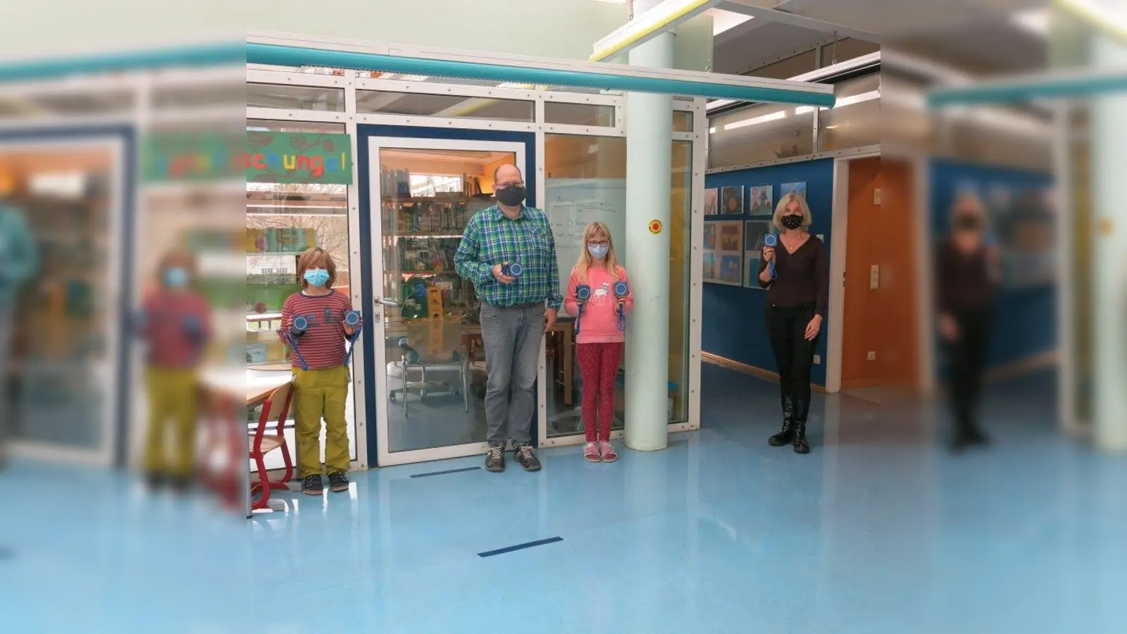 Übergabe der CO2-Ampeln (von links nach rechts): Paul, Martin Oesterheld mit seiner Tochter Clara aus der vierten Klasse und Rektorin Bettina Linden. (Foto: Anja Wagatha)