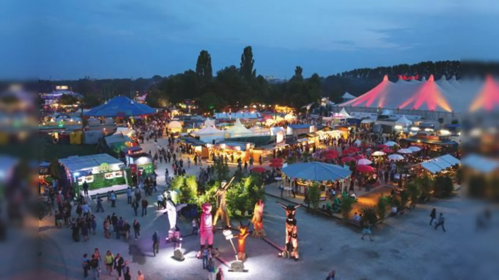 Was gibt es Schöneres, als an einem lauen Sommerabend über Tollwood zu flanieren? 	 (Foto: Bernd Wackerbauer)