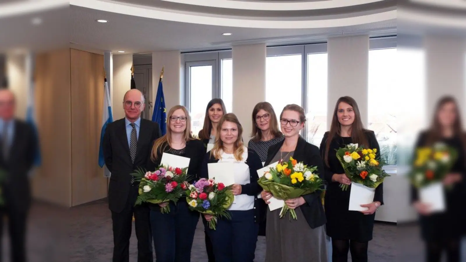 Von links: Markus Gruber mit den Preisträgerinnen Elisabeth Maria Windele, Sandra Zauser, Kerstin Zinsinger, Stefanie Spiegel, Silvia Heilmeier und Stefanie Kiermaier. (Foto: Bayerisches Staatsministerium für Arbeit und Soziales)