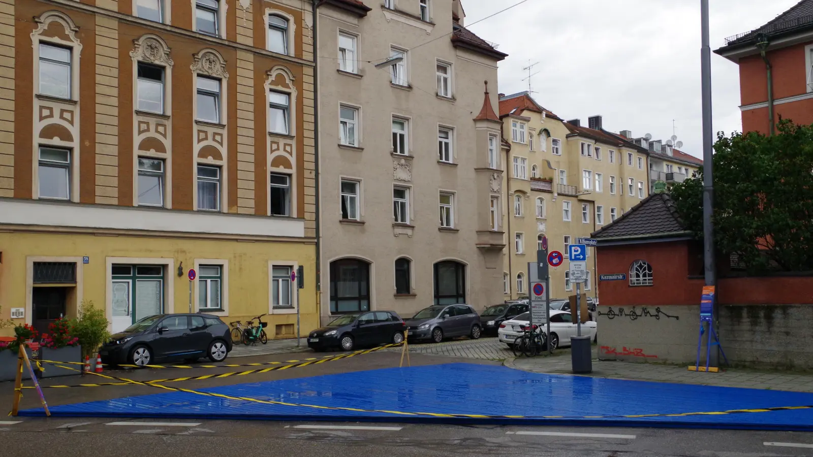 Diese blaue Fläche in der Kazmairstraße wird temporär zum „Reparaturufer“ für Räder. (Foto: Beatrix Köber)
