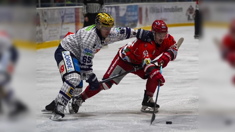 Hier zu sehen der kanadische Stürmer Alex Gagnon (rechts) gegen die River Rats Geretsried, auf die der EHC auch in der Vorbereitung treffen wird. (Foto: smg)