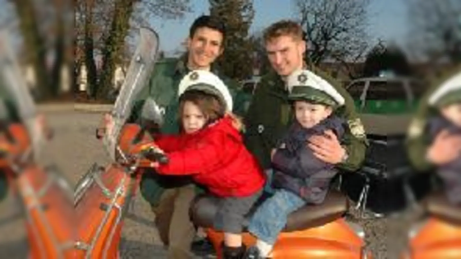 Der Schreck saß den beiden Kindern noch in den Gliedern, nachdem sie von den beiden Polizeibeamten gerettet worden waren.	 (Foto: Polizei)