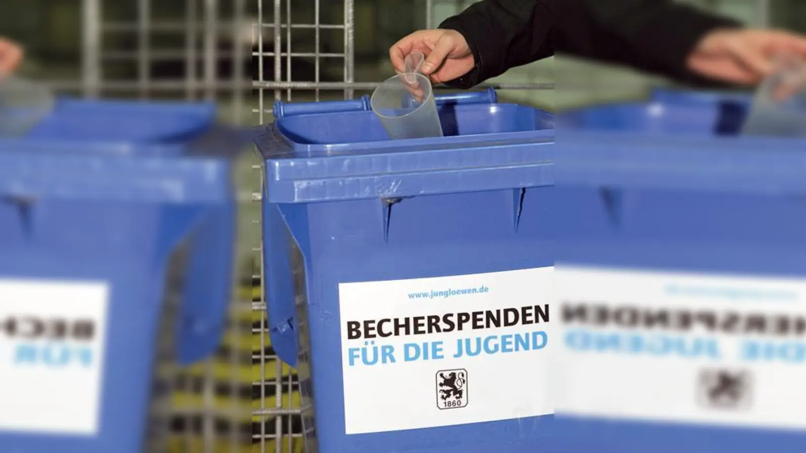 Bechern für die Jugend: Die blauen Spendentonnen für Pfandbecher bei den Heimspielen der Löwen-Amateure.  (Foto: Anne Wild)