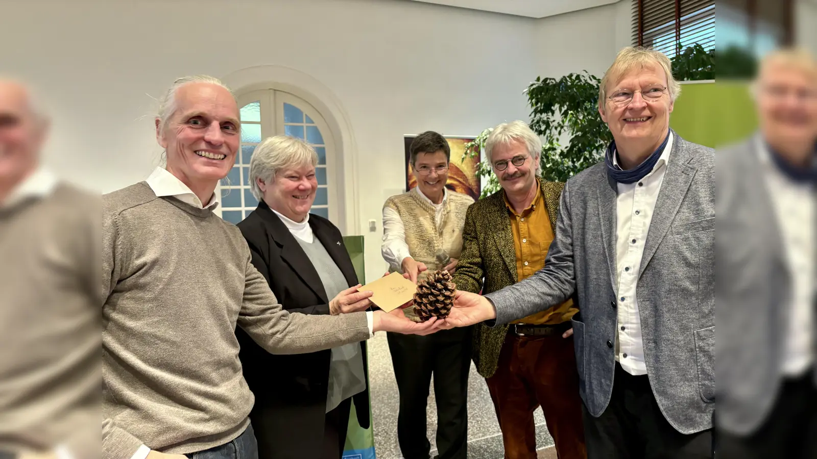Martin Hänsel, Schwester Cosima, Schwester Gabriele, BN-Landesvorsitzender Richard Mergner und BN-Geschäftsführer Peter Rottner (v.l.) bei der Eröffnung des Magdalenenparks. (Foto: Ulrike Seiffert)