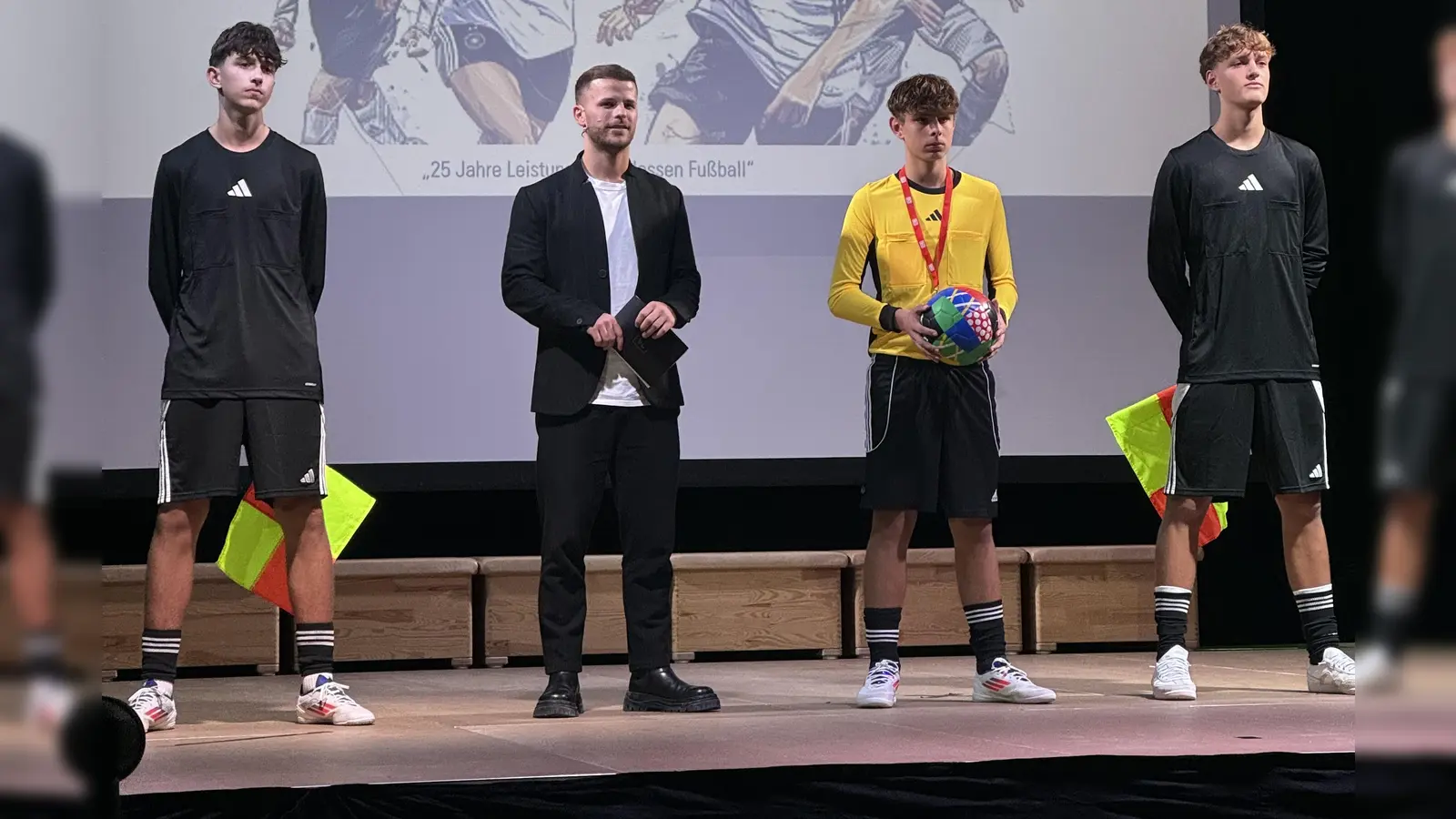 DAZN-Fußball-Moderator Maximilian Siebald (2. v. l.) präsentierte stolze Teilnehmer der Leistungssportklassen Fußball bei der 25-Jahrfeier. (Foto: Lukas Rösch/BFV)