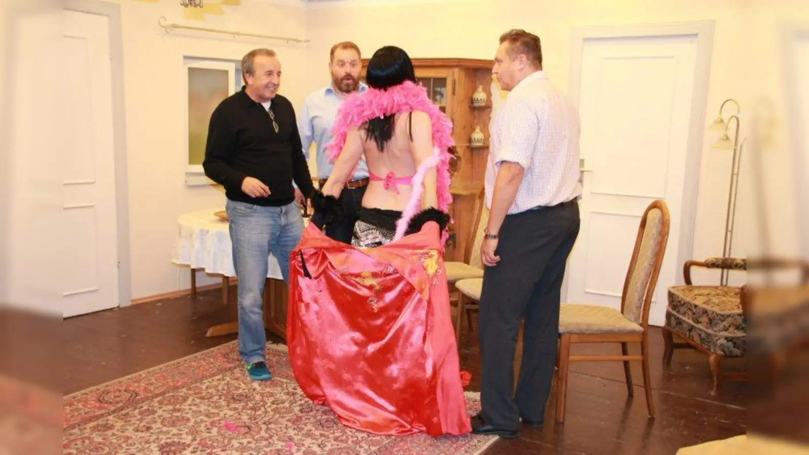 Lorenz, Kare und Bert (Peter Krötz, Andreas Maisberger und Florian Brenner) sind von dem Damenbesuch, den sie gebucht haben, sehr angetan. (Foto: bb)