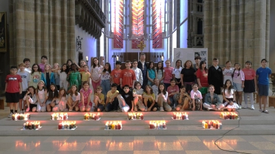 Die Grundschule an der Schwanthalerstraße feierte kürzlich ihre „Andacht für alle“ in St. Paul. Abgebildete Erwachsene im Bild (von links): Elisabeth Stanggassinger (kath. Gemeindereferentin Pfarrverband Westend), Hanna Bogdahn (Schulleiterin, unterrichtet auch Ethik; evangelisch), Necla Kilic (Islam-Lehrerin) und Annegret Schumann (kath. Religionslehrerin).  (Foto: Johannes Böckler)