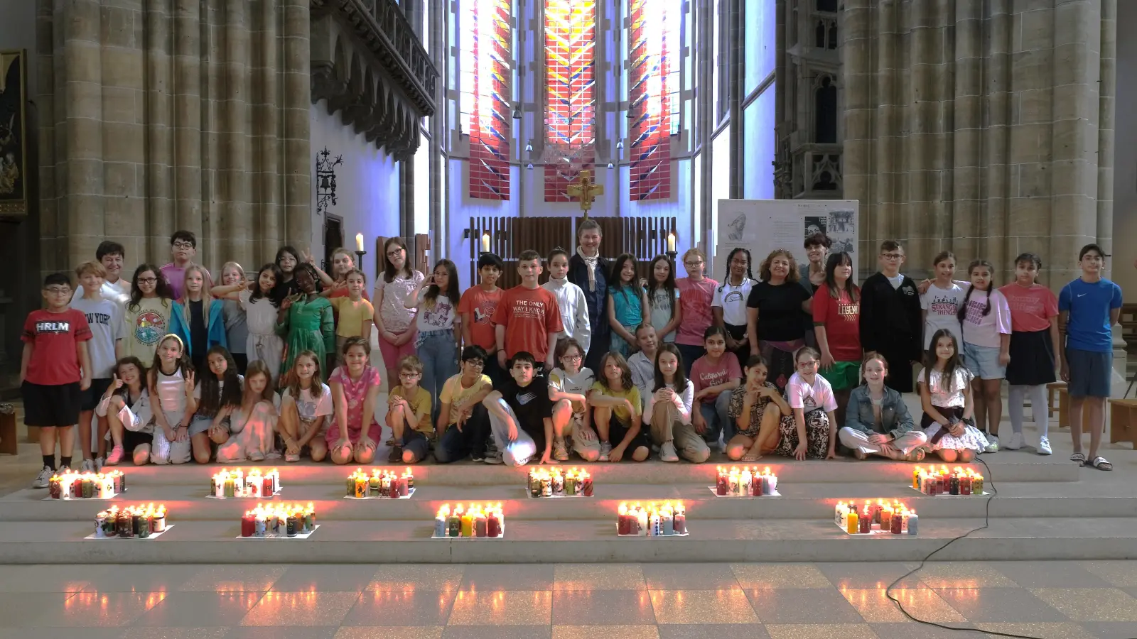 Die Grundschule an der Schwanthalerstraße feierte kürzlich ihre „Andacht für alle“ in St. Paul. Abgebildete Erwachsene im Bild (von links): Elisabeth Stanggassinger (kath. Gemeindereferentin Pfarrverband Westend), Hanna Bogdahn (Schulleiterin, unterrichtet auch Ethik; evangelisch), Necla Kilic (Islam-Lehrerin) und Annegret Schumann (kath. Religionslehrerin).  (Foto: Johannes Böckler)