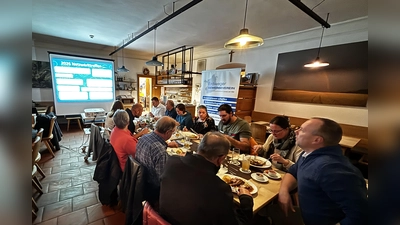 Mitglieder des Erdweger Gewerbevereins bei der Jahreshauptversammlung am 13. November 2025. (Foto: coe)