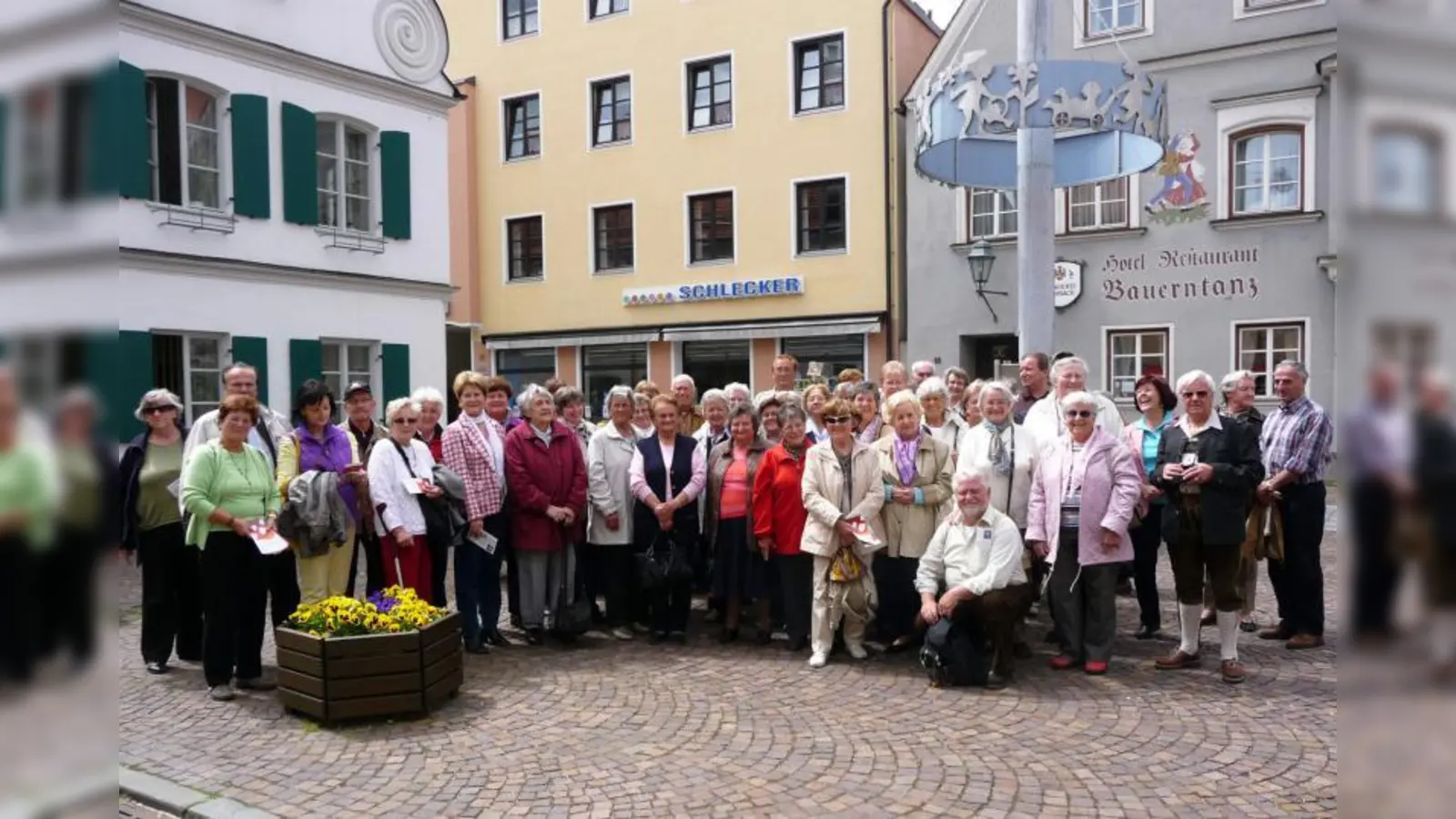 Einen gelungenen Ausflugstag verbrachten die Senioren aus Lochhausen im Wittelsbacher Land – hier wird die malerische Stadt Aichach besichtigt. (Foto: pi)