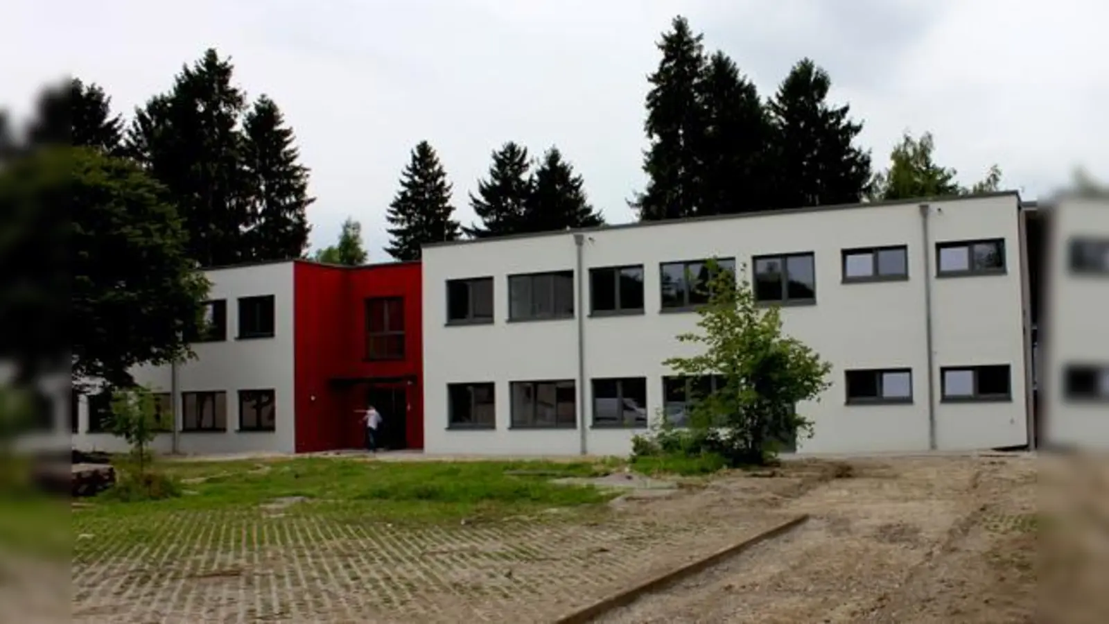 Wegen der Erweiterung der Grundschule hat die Gemeinde Unterföhring ein Modulsystem-Gebäude für den Hort errichtet.	 (Foto: Gemeinde Unterföhring)