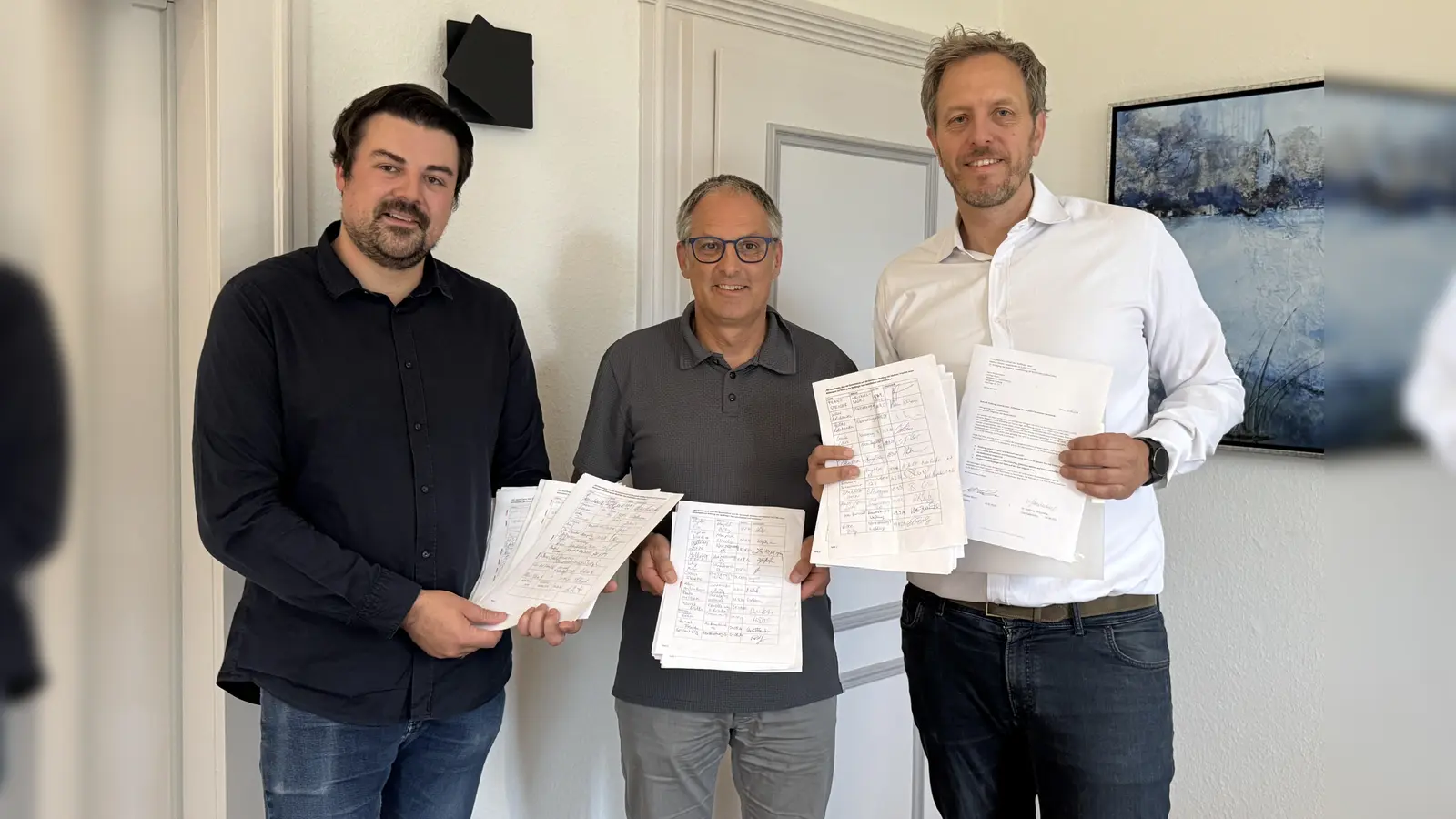 Markus Mochti (v.l.), Bürgermeister Michael Sturm und Wolfgang Hackenberg bei der Übergabe der Unterschriften. (Foto: Aktionsbündnis "Erhalt des Weßlinger Sees")
