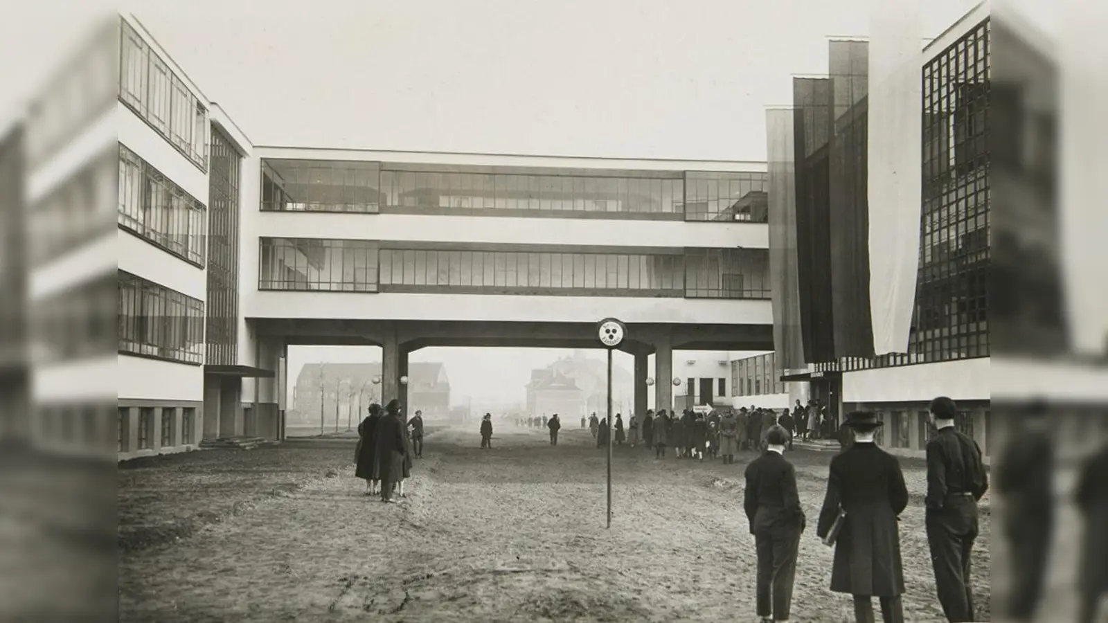 Bild von 1926: Haupteingang ins Bauhaus Dessau.  (Foto: VA)