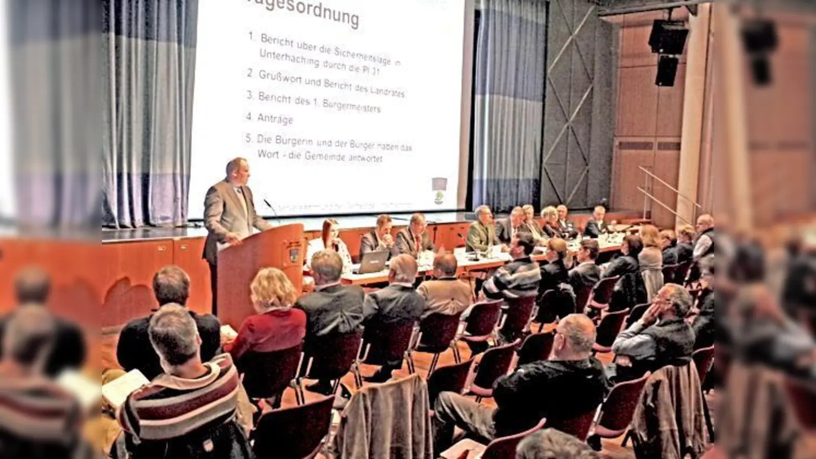 Landrat Christoph Göbel berichtete auf der Bürgerversammlung über die Situation der Flüchtlinge im Landkreis München.	 (Foto: Kohnke)