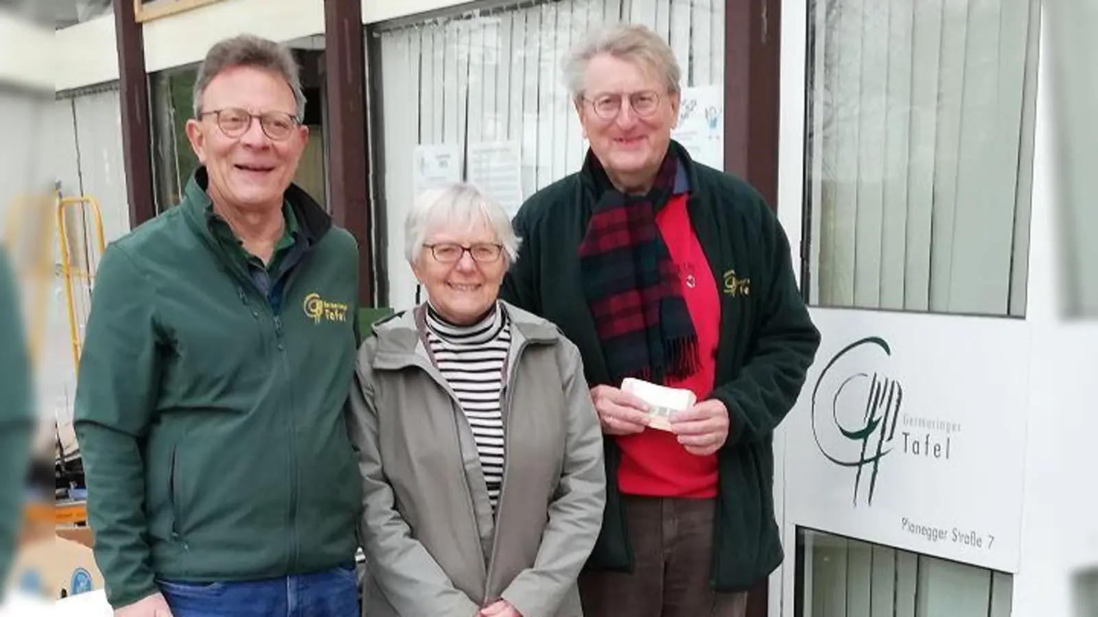 Frau Keil überreichte die gesammelte Spende an die Tafelleiter Reinhard Wilhelm und Wolfgang Winter. (Foto: Sozialdienst Germering e.V.)