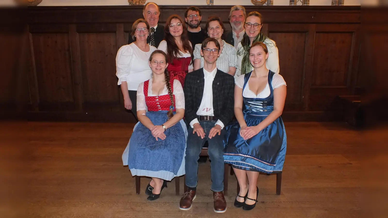 Noch ist das Ensemble am Proben, doch bald schon geht der Vorhang zur Premiere auf. (Foto: Bauernbühne Wörthsee)