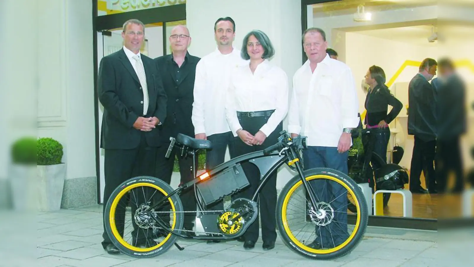 Der stellvertretende Aufsichtsratvorsitzende Markus Kauderer, der Aufsichtsratsvorsitzende Stephan Overkott, der kaufmännische- und Finanzleiter Prof. Christian Mehlich, Vorstand Chaya Chatterjee und Gründer Manfred Hiemer vor den e-mocom-Geschäftsräumen in der Marsstraße. (Foto: pi)