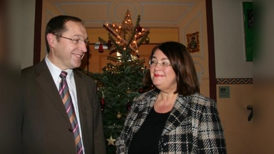 Ex-Stadtrat Max Straßer überrasche Christine von Sprenger unterm Weihnachtsbaum mit einer großherzigen Gabe. (Foto: tg)