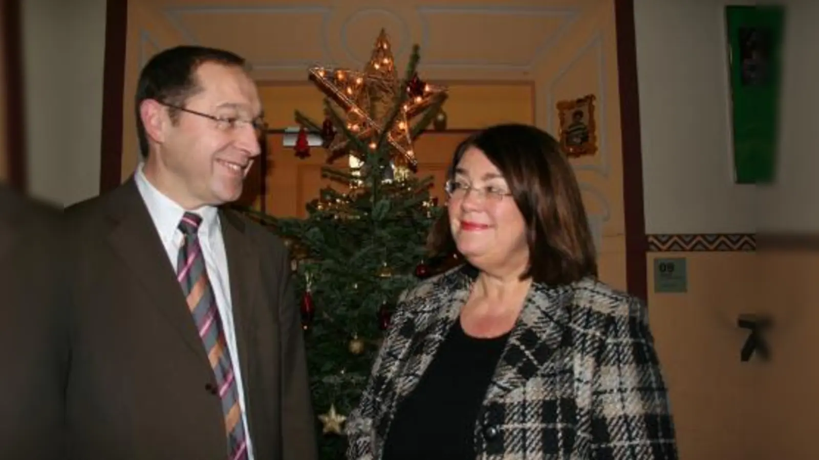 Ex-Stadtrat Max Straßer überrasche Christine von Sprenger unterm Weihnachtsbaum mit einer großherzigen Gabe. (Foto: tg)
