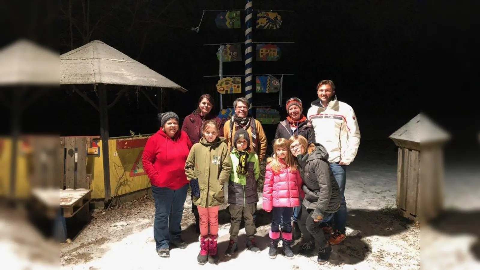Die Mitglieder der Kinderjury im Stadtbezirk Neuhausen-Nymphenburg haben sich zu ihrer ersten Sitzung auf dem Abenteuers-Spiel-Platz Neuhausen getroffen (von links): Susanne Kussmaul (Leiterin ASP Neuhausen), Anna Hanusch (BA 9), Marie, Wolfgang Schwirz (BA 9), Philipp, Valentina, Nicole Endrich (stellvertrende Leiterin ASP Neuhausen), Christina und Thomas Neuberger. (Foto: Thomas Neuberger)