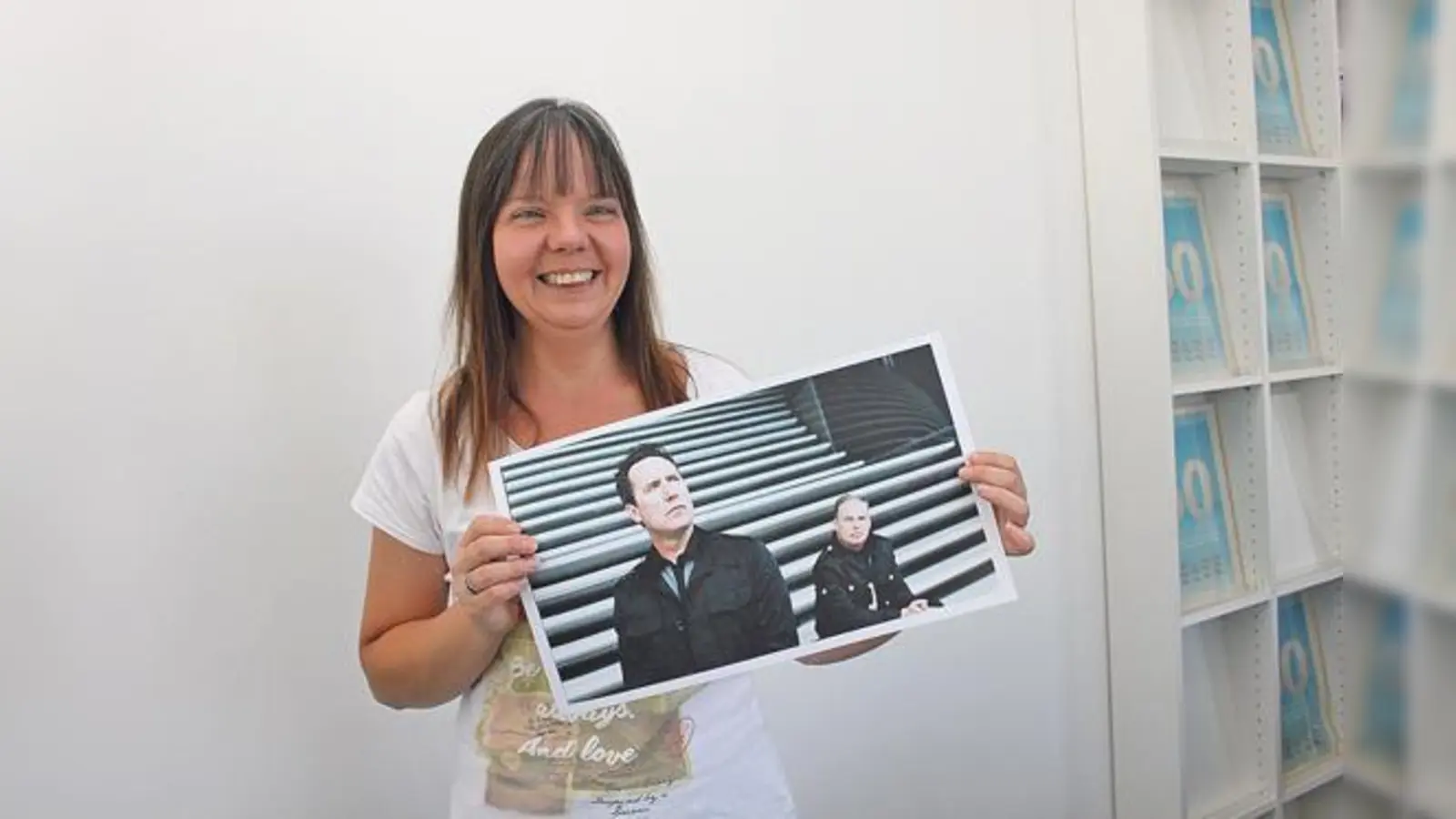 Mission erfüllt: Stolz hält Helga Sandmeier ein Bild ihrer Lieblingsband OMD in die Kamera. Am 30. November ist die Olchingerin bei dem Konzert in der TonHalle dabei  Ehrensache.	 (Archivfoto: cr)