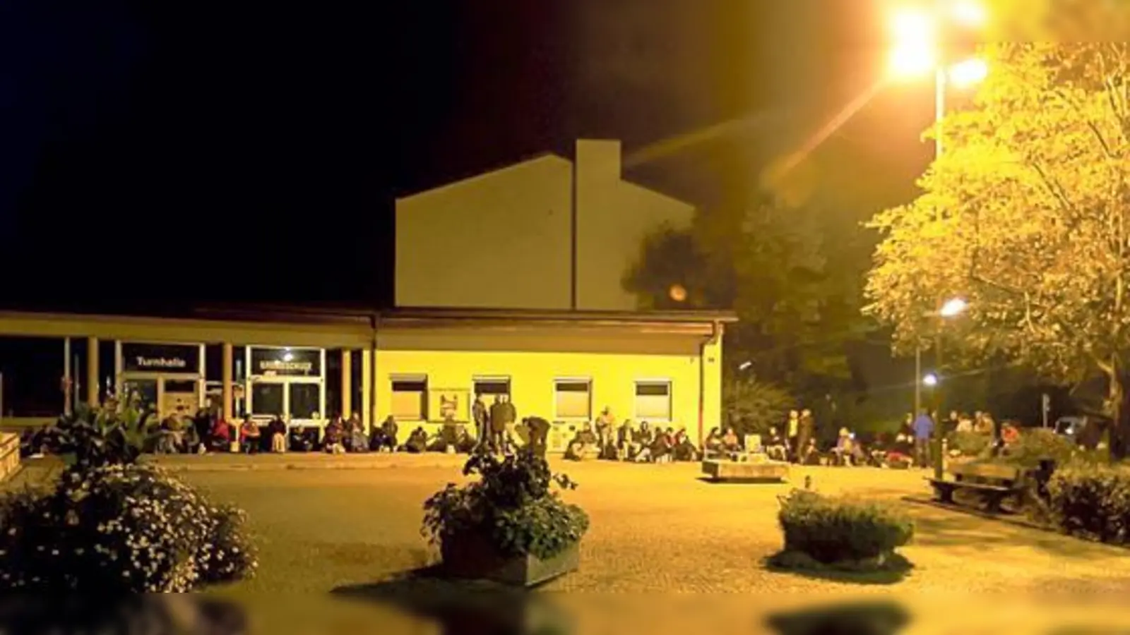 Was machen diese Vaterstettener in aller Hergottsfrüh um 5 Uhr vor dem Schwimmbad ihrer Gemeinde? 	 (Foto: TSV Vaterstetten)