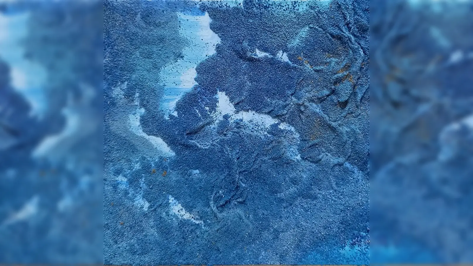 Mit Sand und Acryl gestaltet: Eleonora Bourmistrovs „Blue Desert Serie #9”. (Foto: Eleonora Bourmistrov)