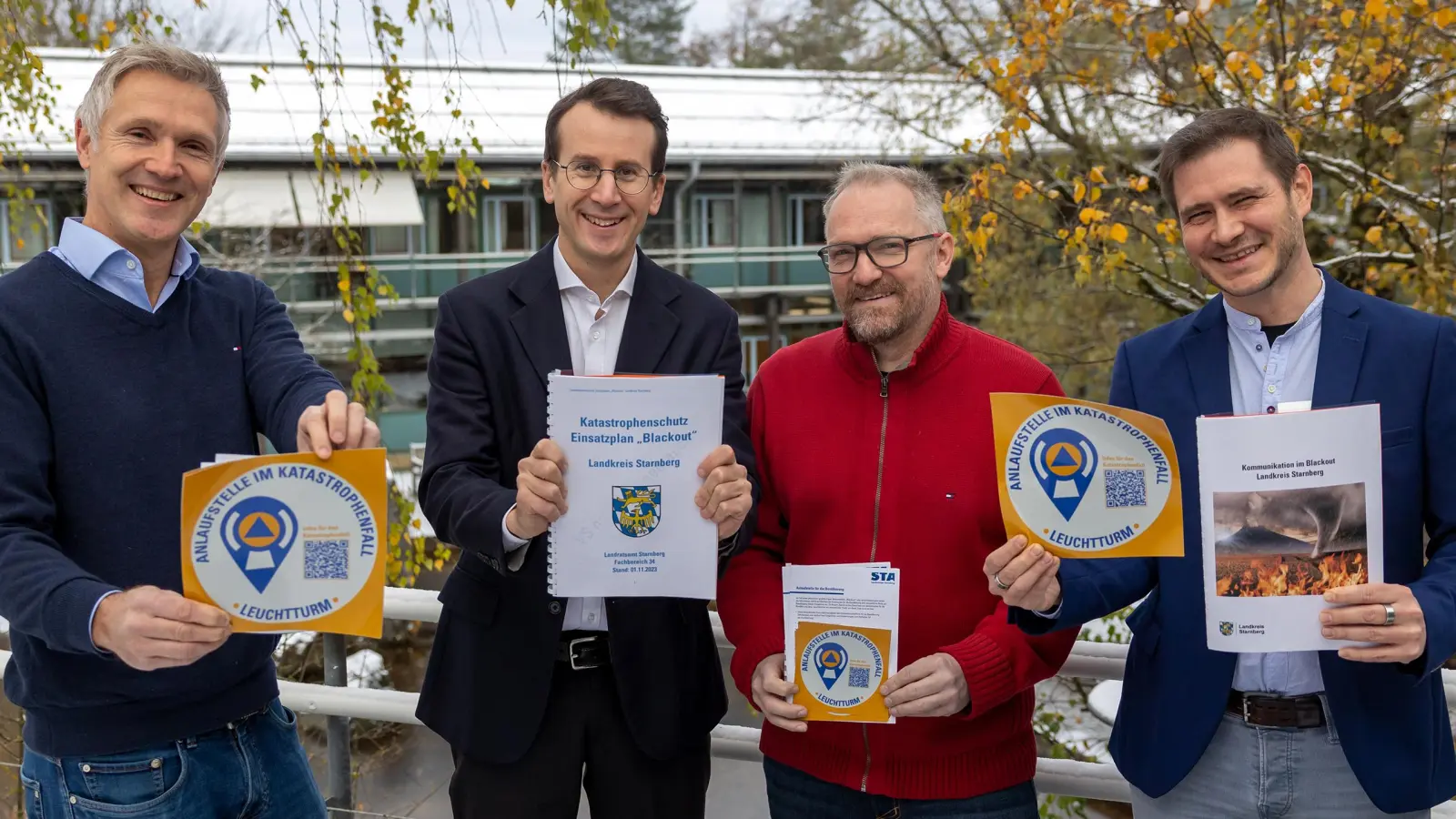 Präsentierten den Blackoutplan mit den Aufklebern für die Leuchttürme (von links): Pressesprecher Stefan Diebl, Landrat Stefan Frey, Roland Schwankhart (Katastrophenschutzplaner) und Thomas Laven (Fachbereichsleiter Öffentliche Sicherheit und Ordnung). (Foto: Landratsamt Starnberg)