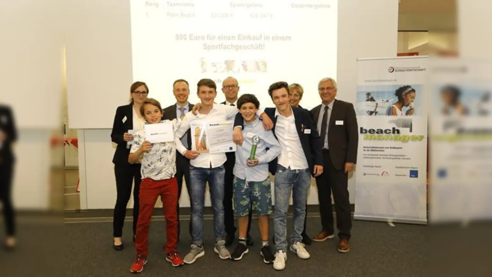 Grund zur Freude: Das Team Palm Beach von der Montessori-Schule Regensburg überzeugte die Jury mit ihrem Konzept.	 (Foto: VA)