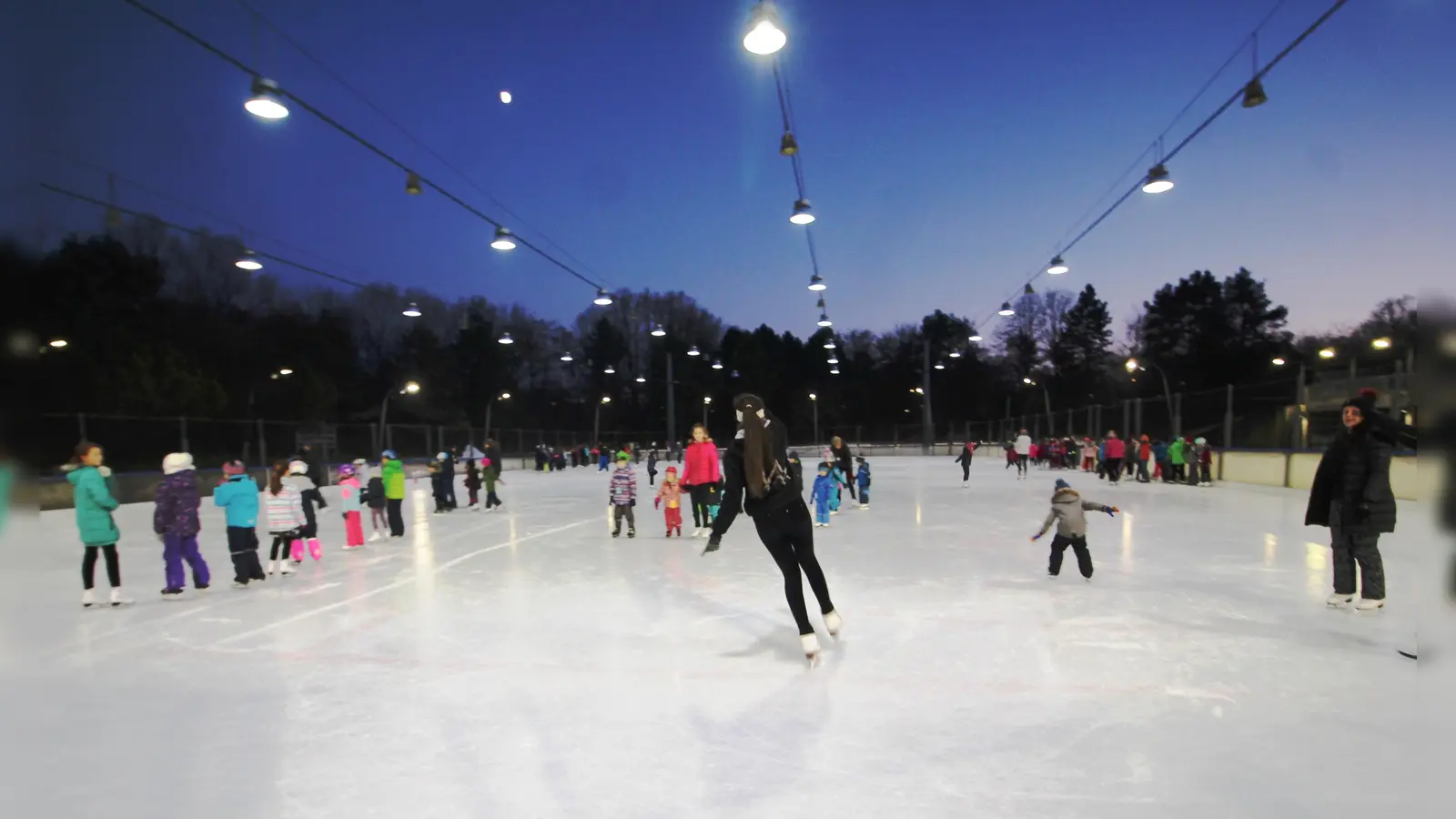 Das Eissportzentrum München-Ost ist wieder voll zugänglich. Doch Fragen hinsichtlich einer umfangreicheren Sanierung bleiben. (Foto: RedHe)