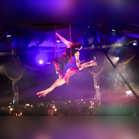 Das Duo Rose entführt mit poetischer Trapez- und Strapaten-Akrobatik in luftige Höhen und erzählt am Himmel des Zeltes Geschichten von Leidenschaft und Vertrauen. (Foto: teatro events GmbH)