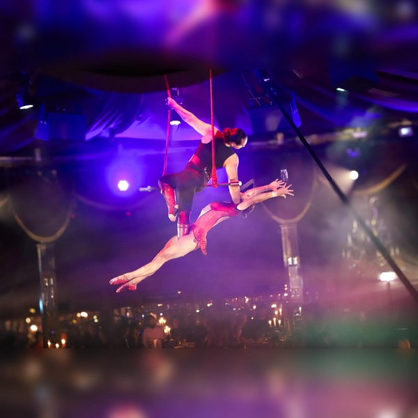 Das Duo Rose entführt mit poetischer Trapez- und Strapaten-Akrobatik in luftige Höhen und erzählt am Himmel des Zeltes Geschichten von Leidenschaft und Vertrauen. (Foto: teatro events GmbH)