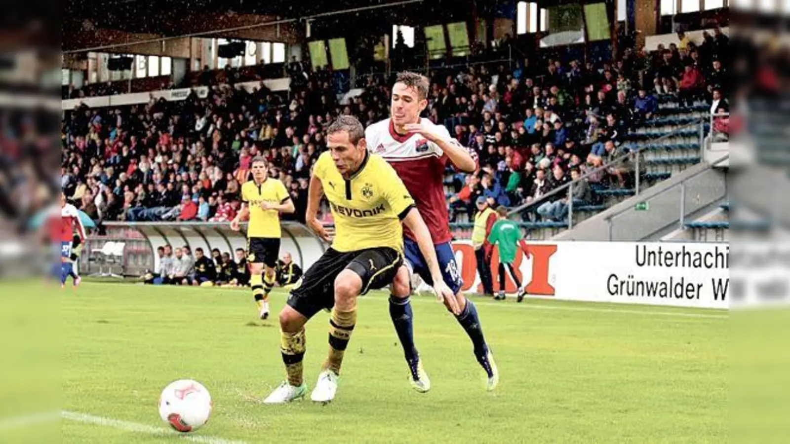 Dominik Rohracker und Co. kamen gegen Dortmund nicht recht voran. Nur am schlechten Zustand des Rasens kann das nicht gelegen haben.	 (Foto: Stefan Kukral)