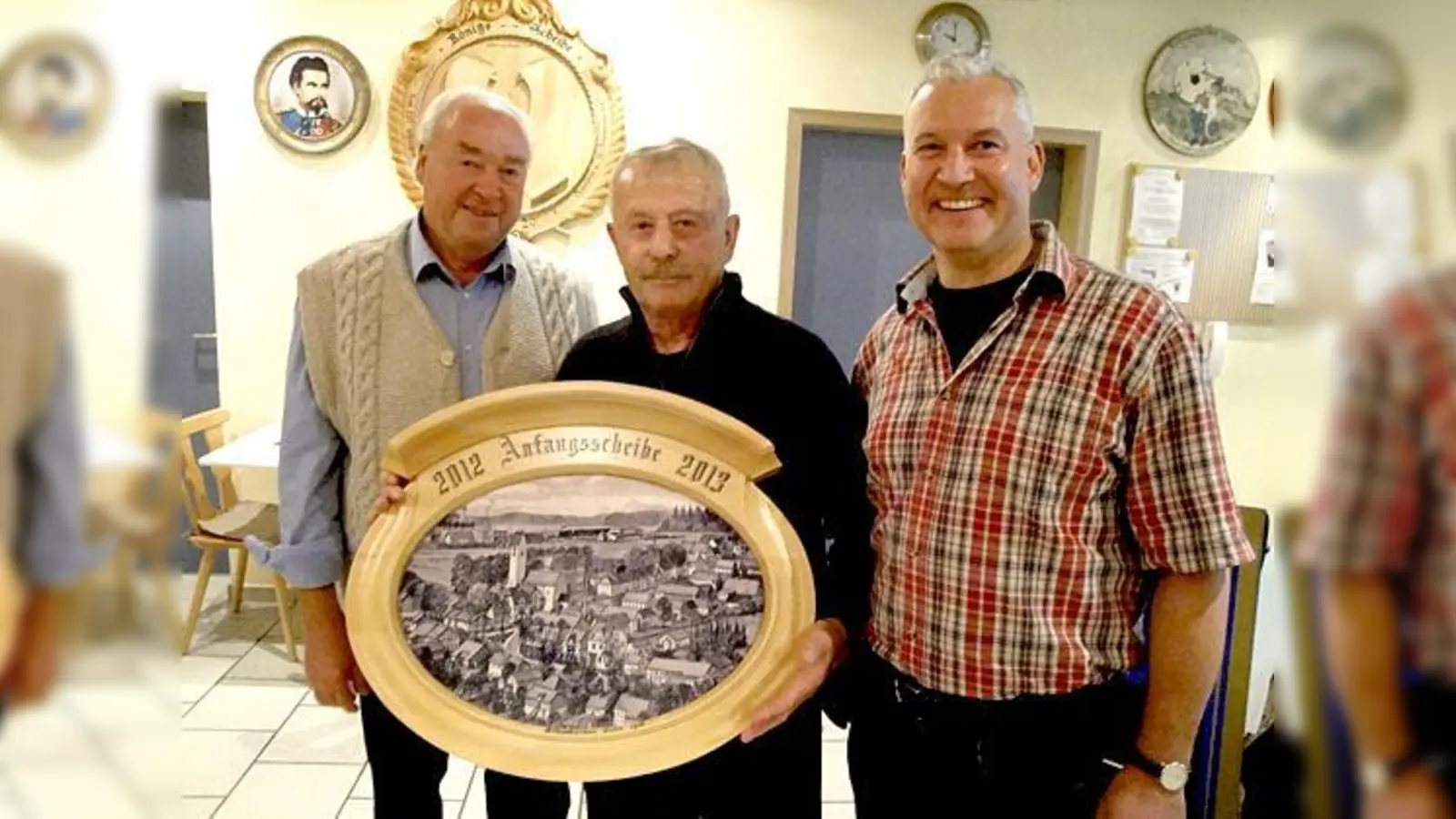 Josef Pauli senior, Helmut Sander und Rudolf Pauli halten die Scheibe in Händen.	 (Foto: privat)