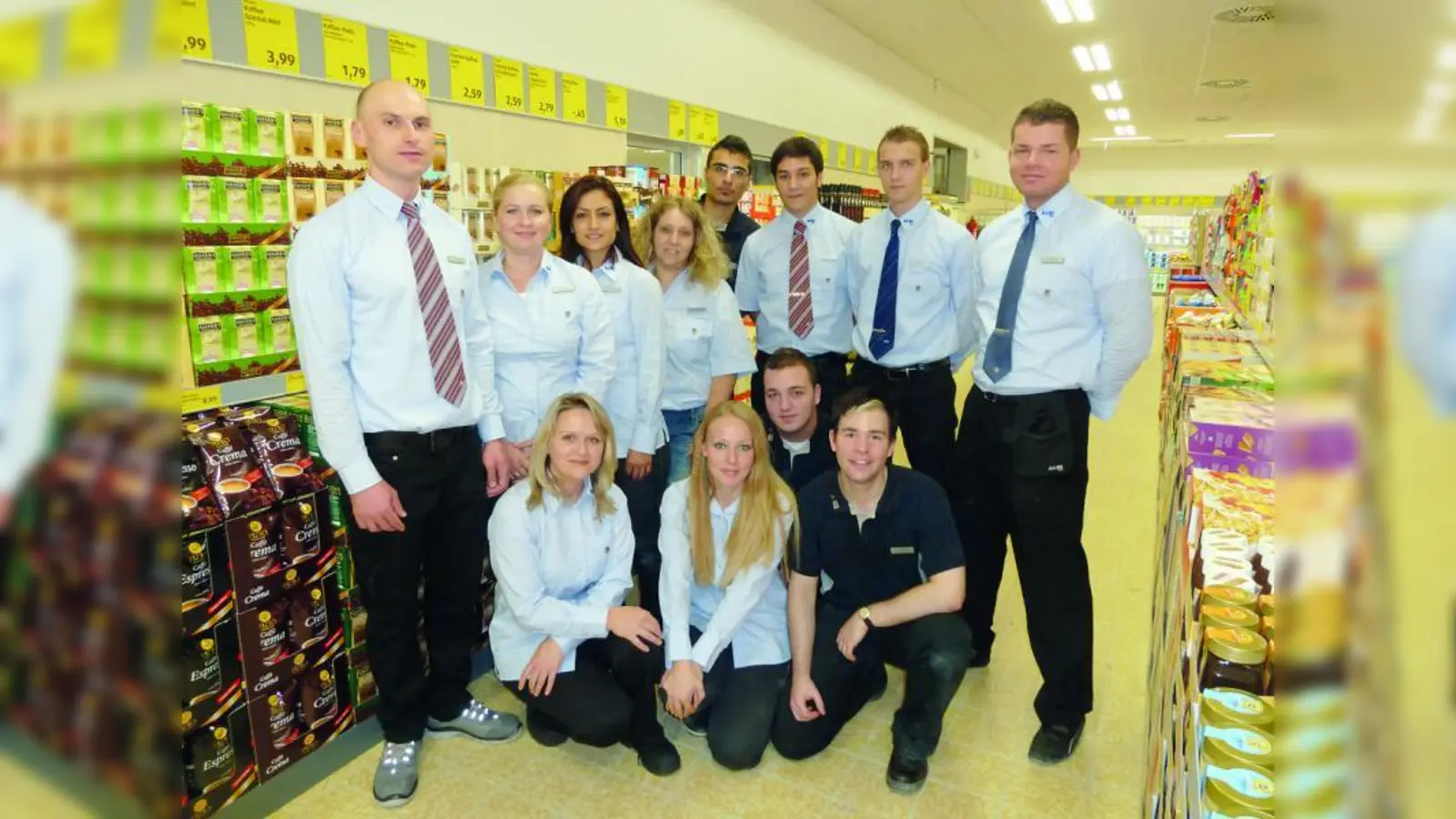 Freuen sich auf die Eröffnung am Donnerstag, 13. Oktober: Filialleiter Jan Anschütz (stehend re.) und sein Stellvertreter Omar Djulic (stehend 2.v.r.) zusammen Sanel Rahmanovic, Suada Jusic, Zelina Yorulmaz, Kathrin Schneider, Azubi Kürsad Akkaya, Aydin Tüzyilmaz (stehend v.l.) sowie Dalida Hasanovic, Melanie Weber, Azubi Umut Seven und Azubi Harry Heimrath (vorne v.l.). (Foto: SB)