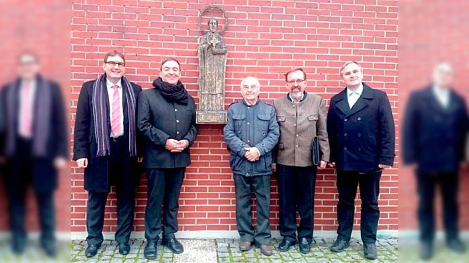 Wolfgang Jungwirth, Pfarrer Franz Xaver Leibiger, Erhard Olschewski, Alois Wiesböck und Heinz Neff vor dem Hl. Franz Xaver in Trudering (v. l.).	 (Foto: privat)