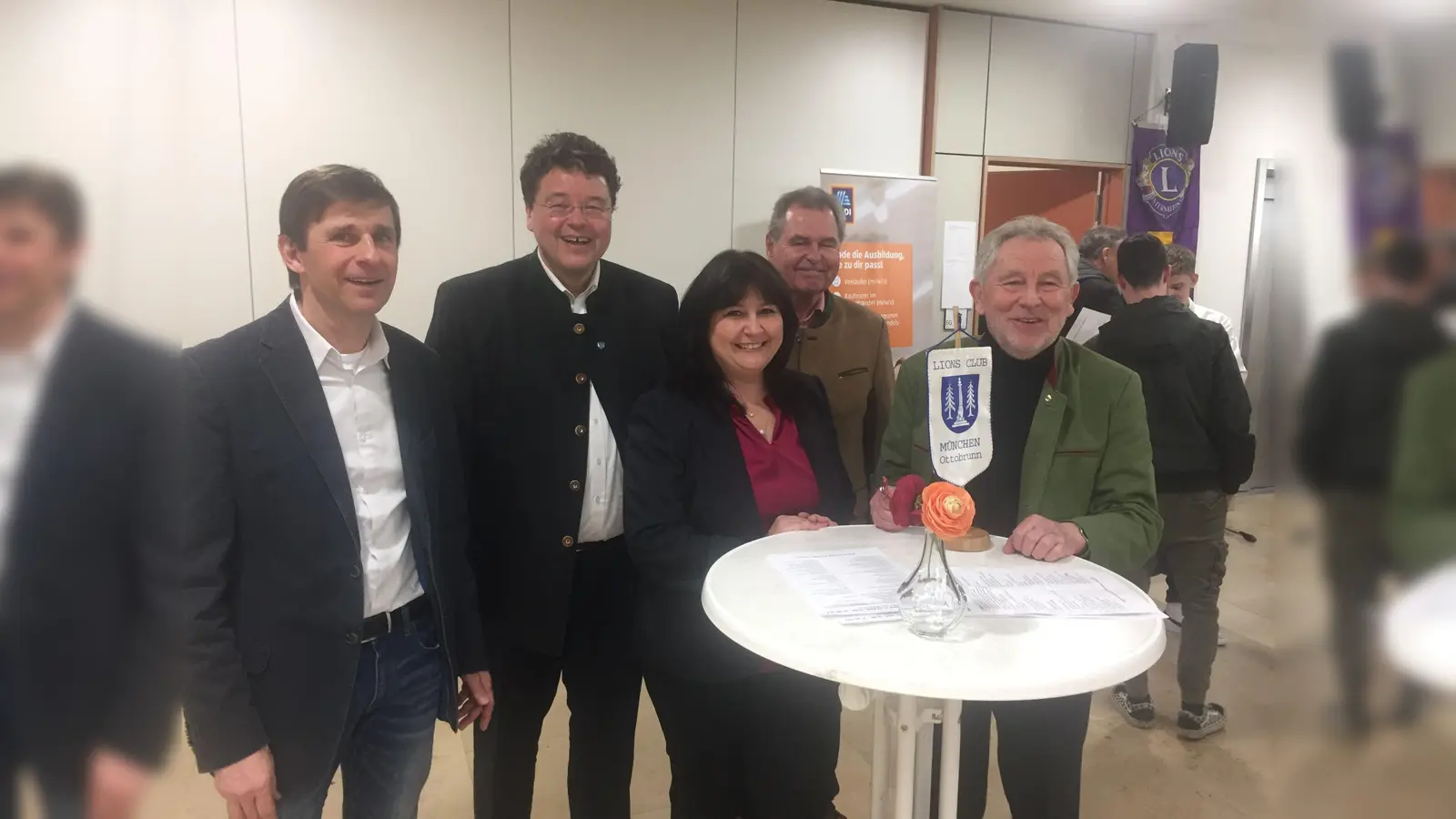 Michael Weiß, Konrektor, Bürgermeister Thomas Loderer, Rektorin Christina Schmidt, Dr. Klaus Wagner und Klaus Lössl, beide Lions Club München-Ottobrunn beim Berufs-Infoabend. (Foto: VA)