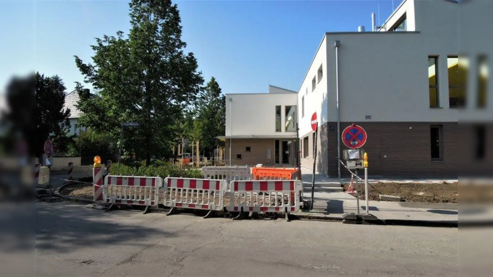 Parkscheibenzone für den Nachwuchs! Damit der Laimer Kinder in die neue Kinderkrippe bzw. in den Kindergarten in der Hogenbergstraße gebracht werden können, wird eine Parkscheibenzone eingerichtet. (Foto: kö)