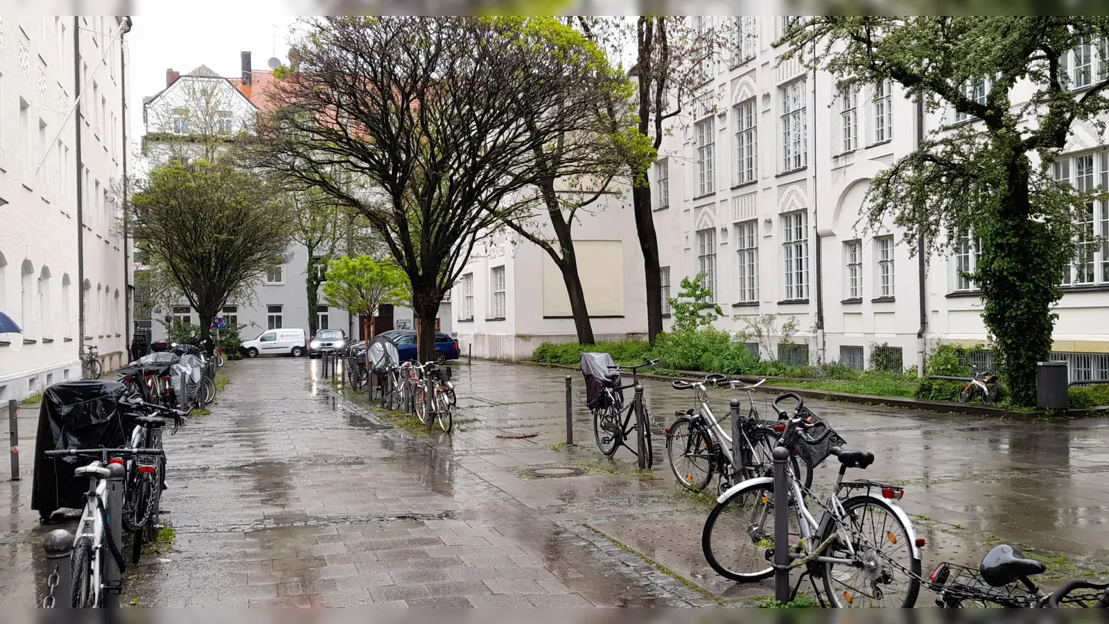 Die Schnaderböckstraße (an der Guldeinschule - rechts im Bild) ist nach wie vor keine Spielstraße, sondern wird von Verkehrsflächen, Beton und abgestellte Räder dominiert. (Foto: Beatrix Köber)