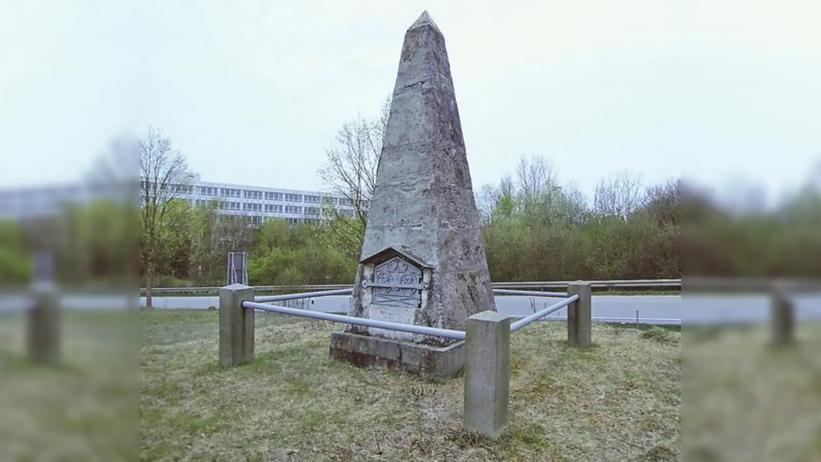 Die Basispyramide Unterföhring liegt südlich des Heizkraftwerks.	 (Foto: Maximilian Dörrbecker, CC BY-SA 2.0)