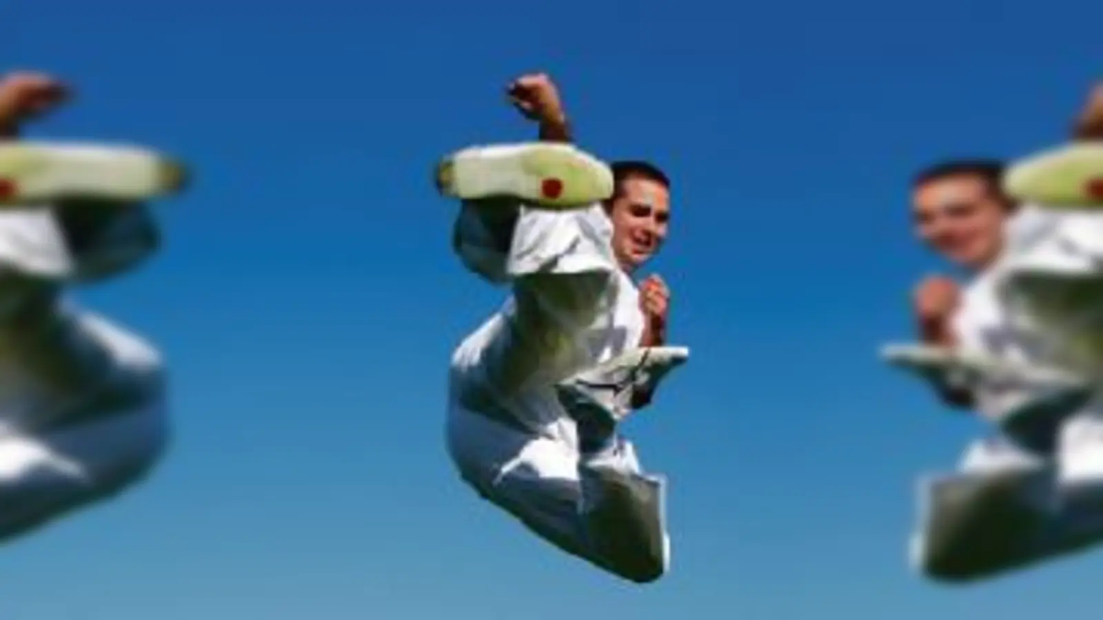 Abteilungsleiter und Taekwondo-Trainer Quirin Schnack bei einem gesprungenen Fußstoß. 	 (F: Verein)